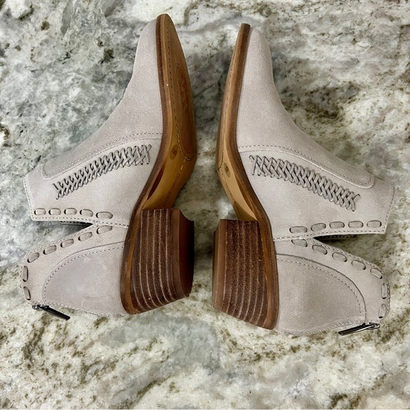 Vince Camuto Presita Light Gray Suede V Cut Out Western Ankle Booties Size 5.5 - Picture 5 of 12